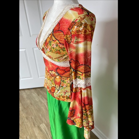 V-neck blouse defining femininity w/its flowery print, lace & flowing sleeves - Picture 9 of 16